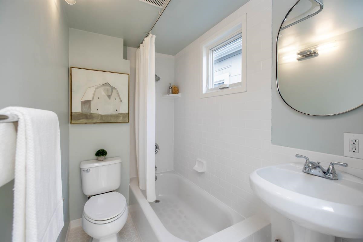 Detail Gallery Image 27 of 60 For 1427 Bay St, Alameda,  CA 94501 - 4 Beds | 3 Baths