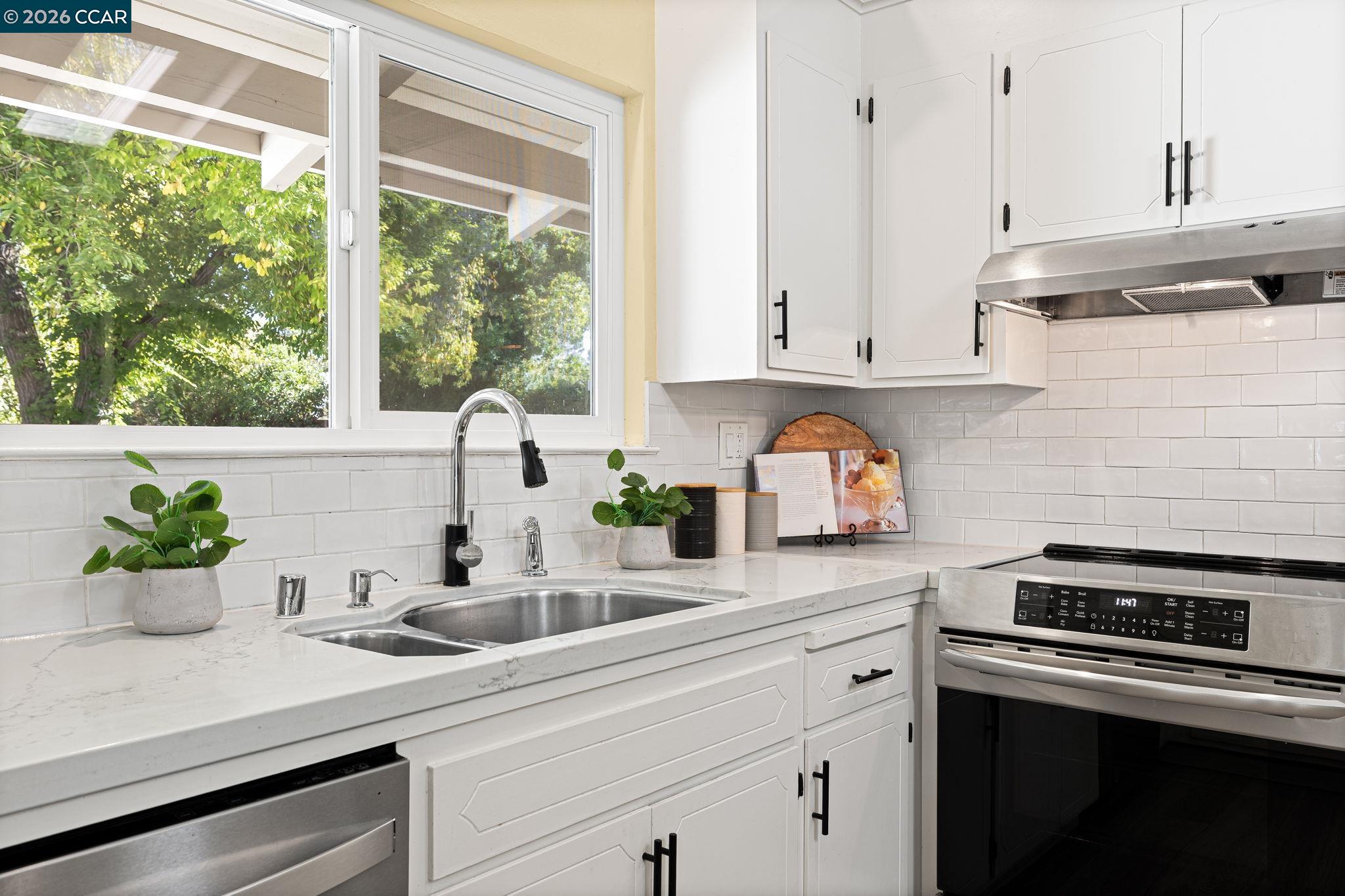 Detail Gallery Image 6 of 27 For 55 Normandy Ln, Walnut Creek,  CA 94598 - 3 Beds | 2 Baths