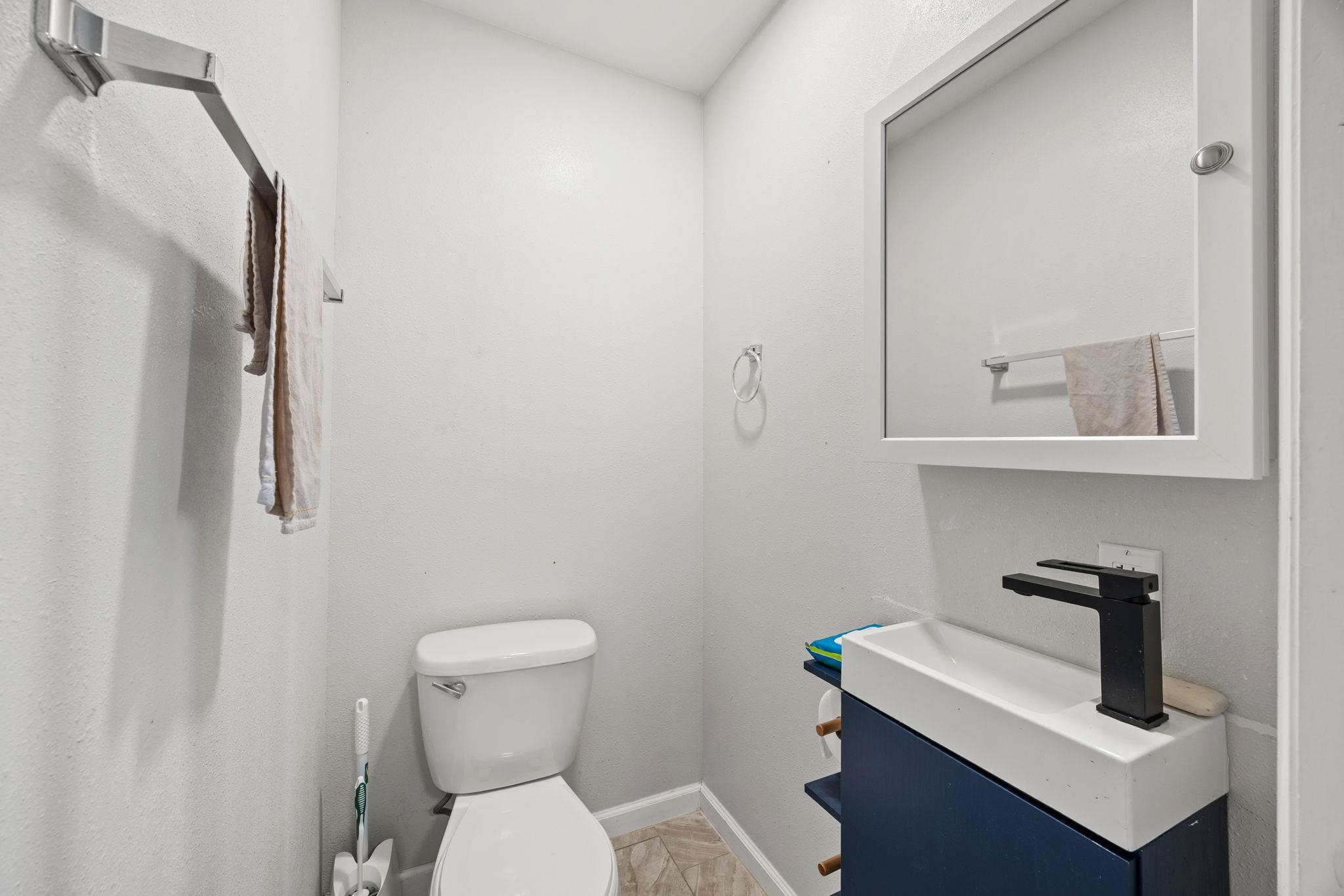 Detail Gallery Image 12 of 19 For 7447 Lockwood St, Oakland,  CA 94621 - 3 Beds | 1/2 Baths