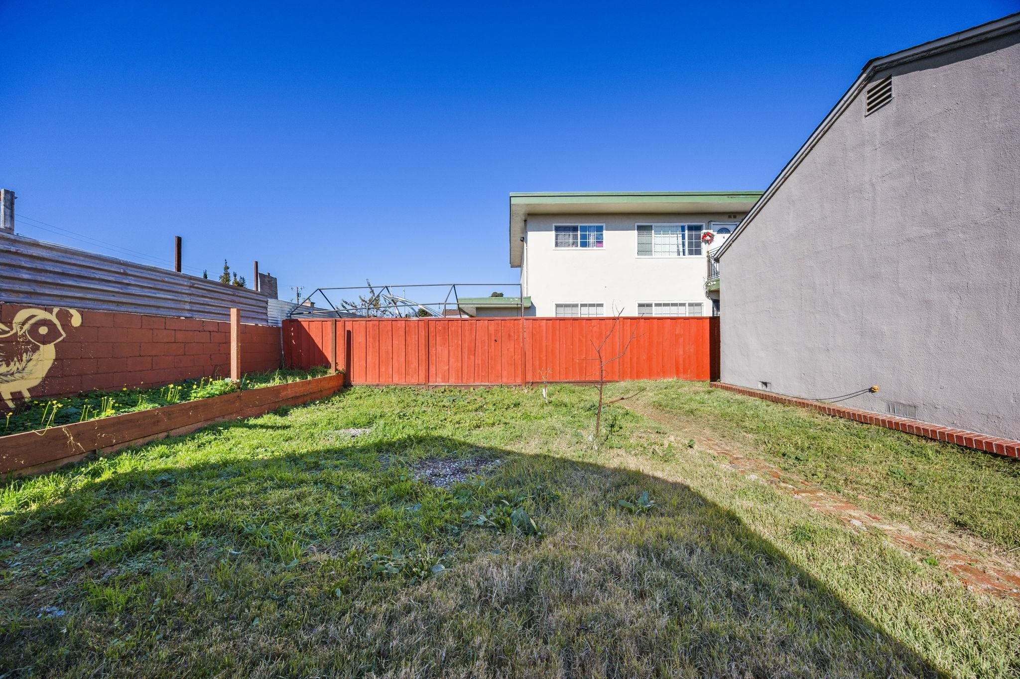 Detail Gallery Image 18 of 19 For 7447 Lockwood St, Oakland,  CA 94621 - 3 Beds | 1/2 Baths