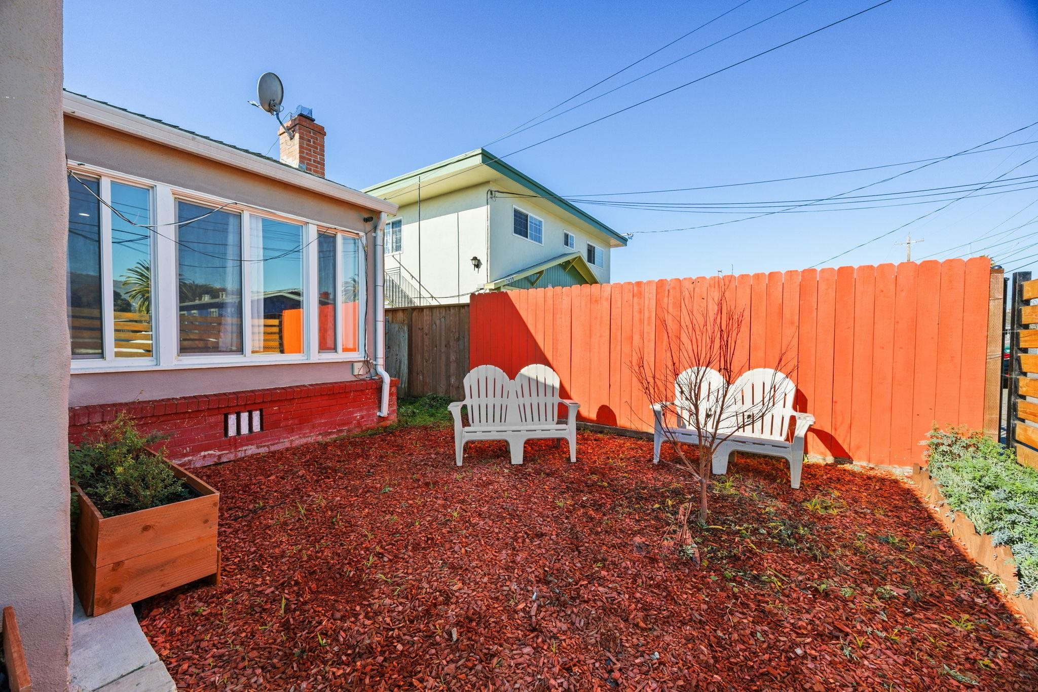 Detail Gallery Image 3 of 19 For 7447 Lockwood St, Oakland,  CA 94621 - 3 Beds | 1/2 Baths