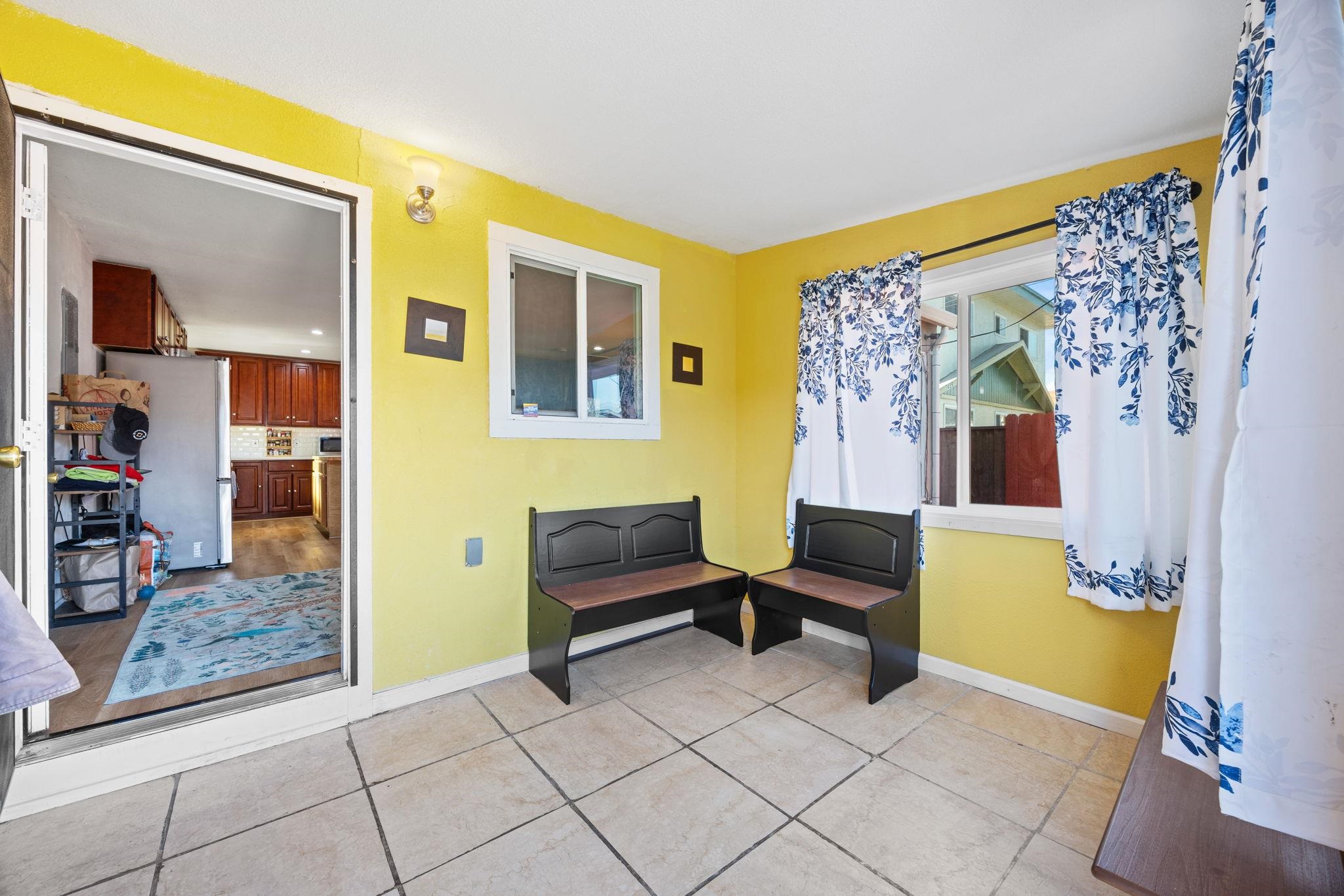 Detail Gallery Image 4 of 19 For 7447 Lockwood St, Oakland,  CA 94621 - 3 Beds | 1/2 Baths