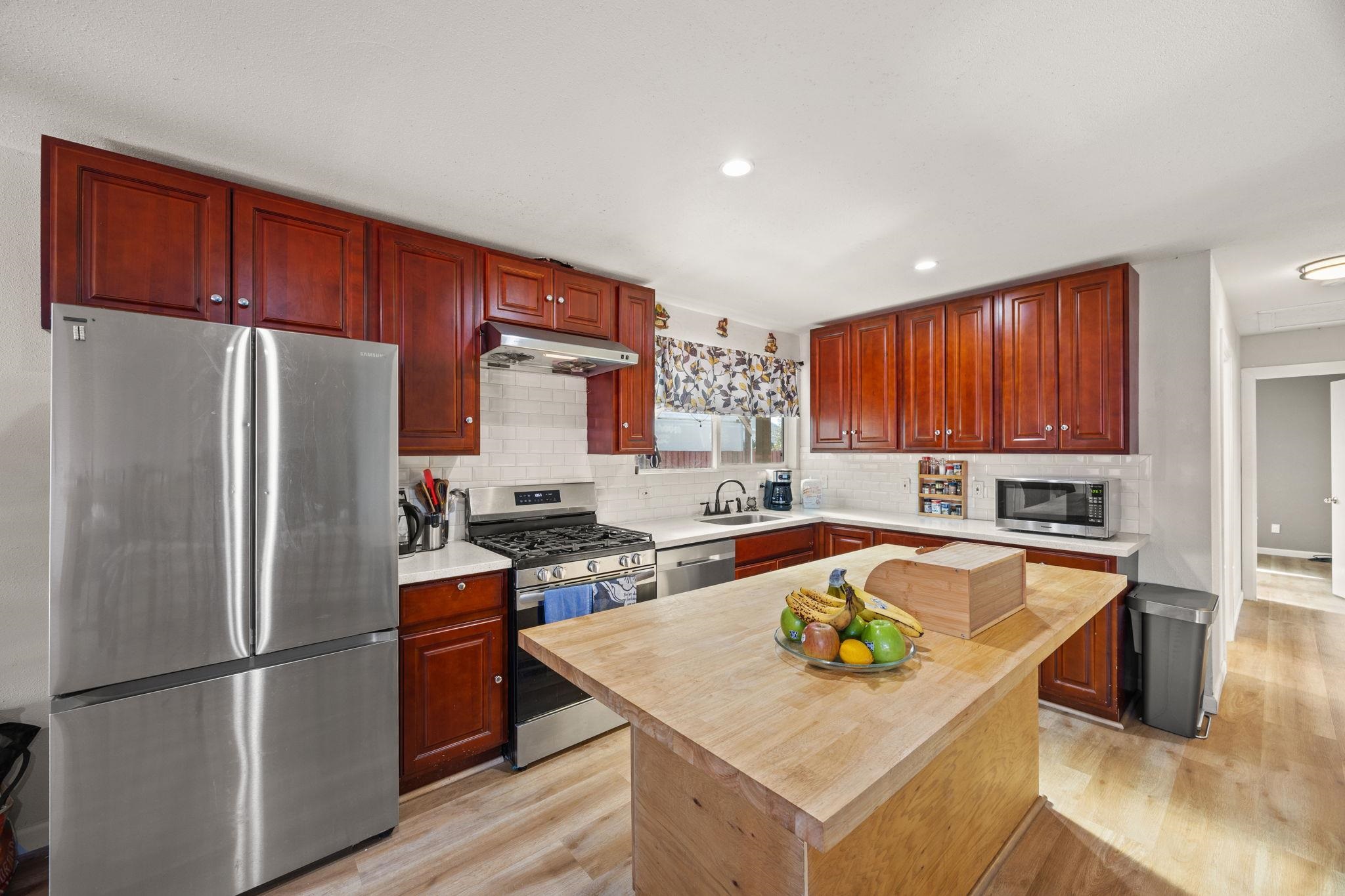 Detail Gallery Image 5 of 19 For 7447 Lockwood St, Oakland,  CA 94621 - 3 Beds | 1/2 Baths