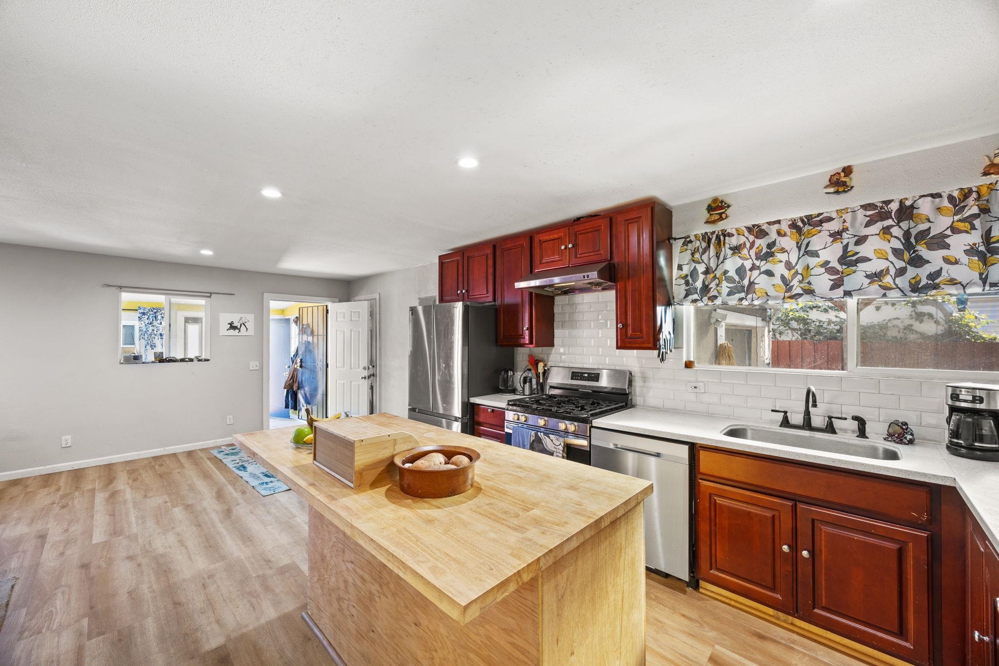 Detail Gallery Image 6 of 19 For 7447 Lockwood St, Oakland,  CA 94621 - 3 Beds | 1/2 Baths