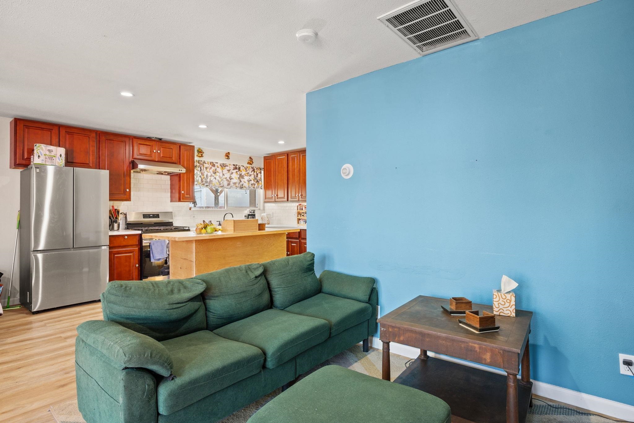 Detail Gallery Image 7 of 19 For 7447 Lockwood St, Oakland,  CA 94621 - 3 Beds | 1/2 Baths