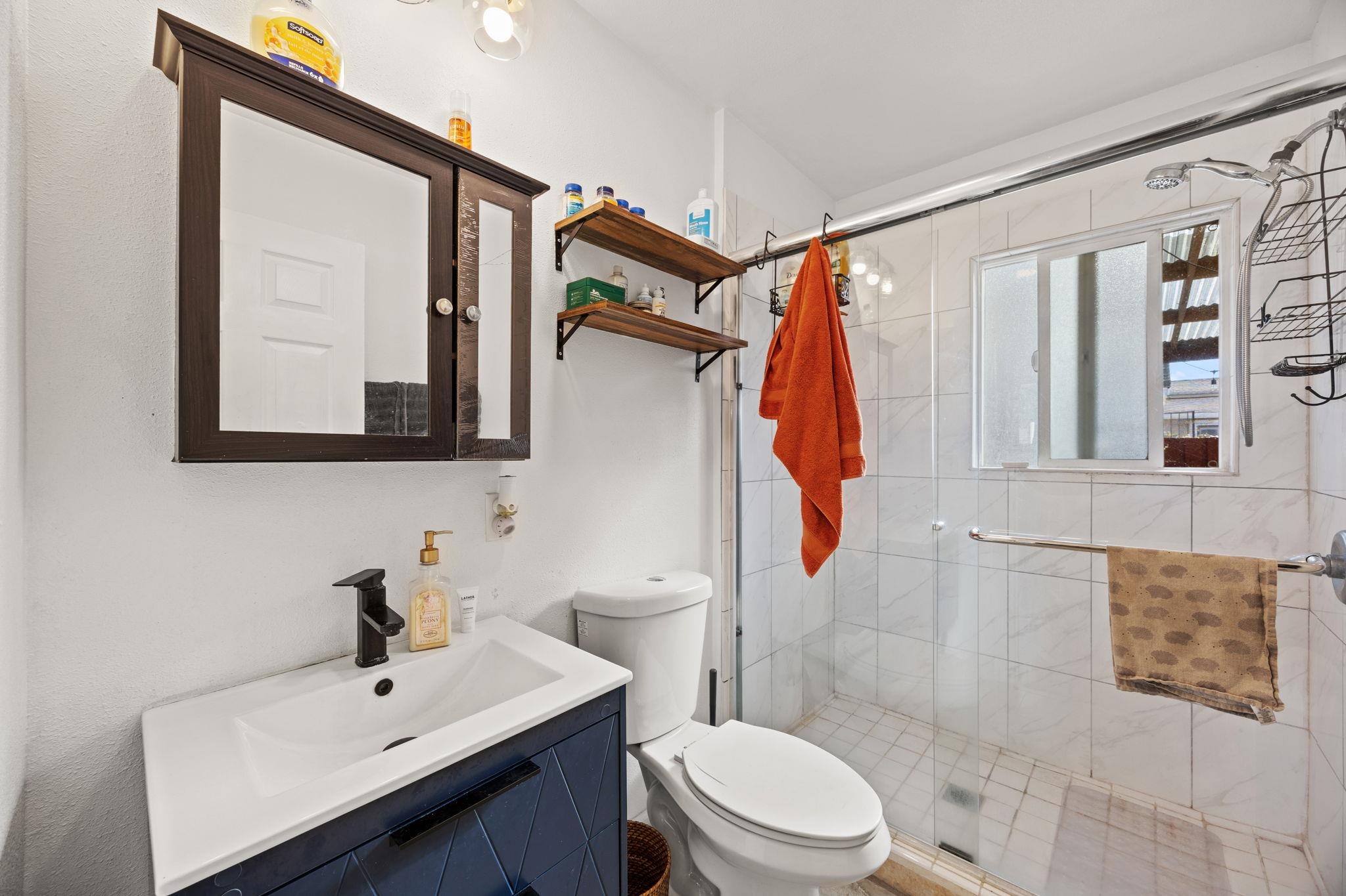 Detail Gallery Image 10 of 19 For 7447 Lockwood St, Oakland,  CA 94621 - 3 Beds | 1/2 Baths