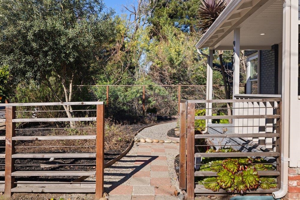 Detail Gallery Image 5 of 47 For 9600 Golf Links, Oakland,  CA 94605 - 2 Beds | 1 Baths