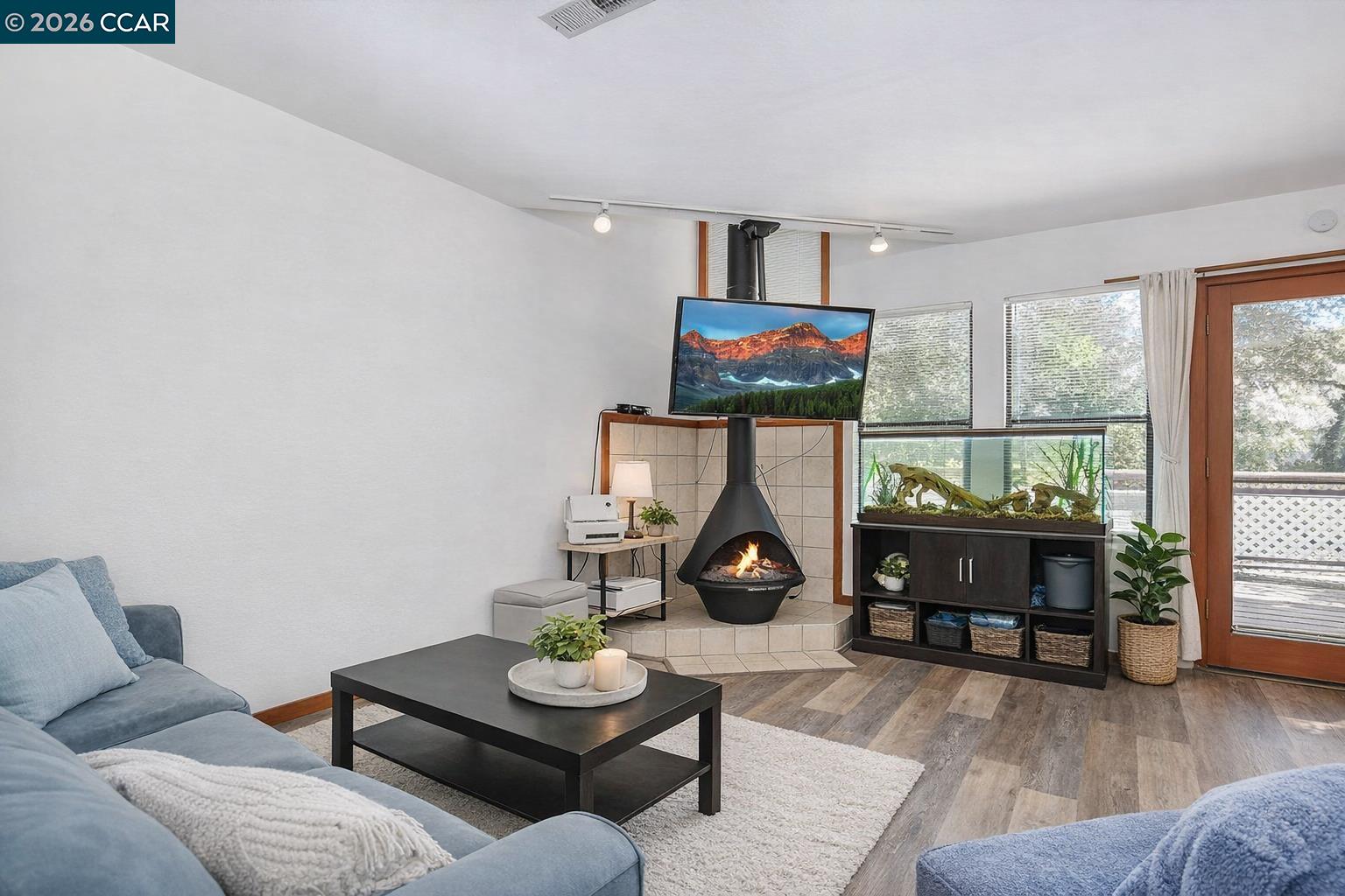 Detail Gallery Image 3 of 22 For 130 Creekside Ct, El Sobrante,  CA 94803 - 2 Beds | 2 Baths