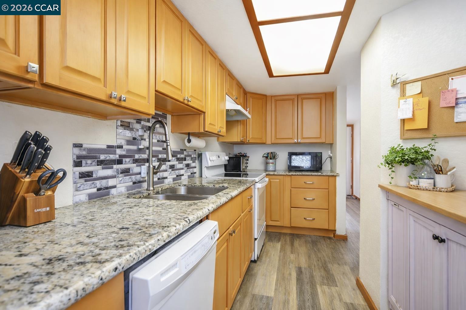 Detail Gallery Image 5 of 22 For 130 Creekside Ct, El Sobrante,  CA 94803 - 2 Beds | 2 Baths