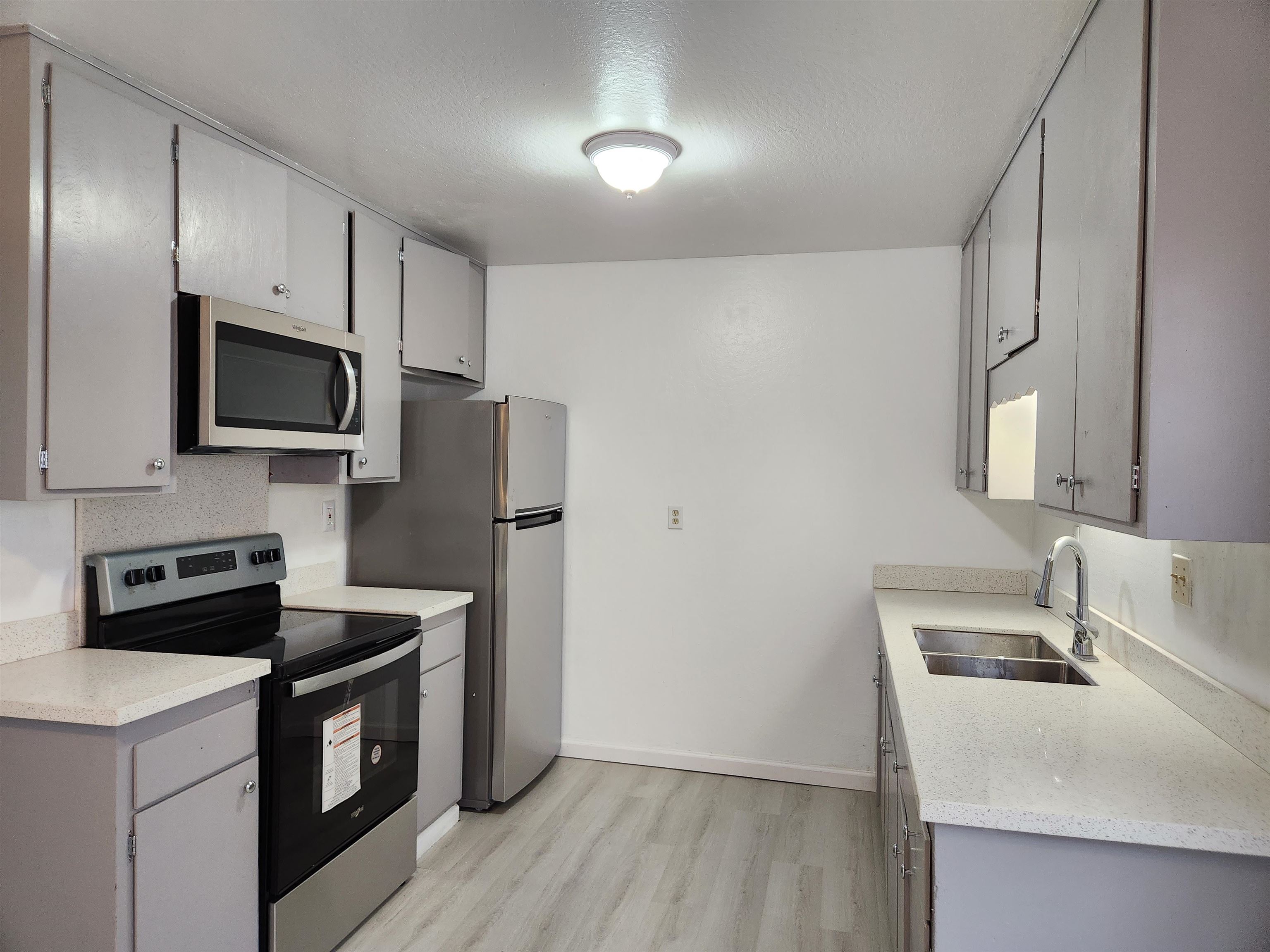 Detail Gallery Image 4 of 4 For 9220 Bancroft Ave #B,  Oakland,  CA 94603 - 3 Beds | 1 Baths