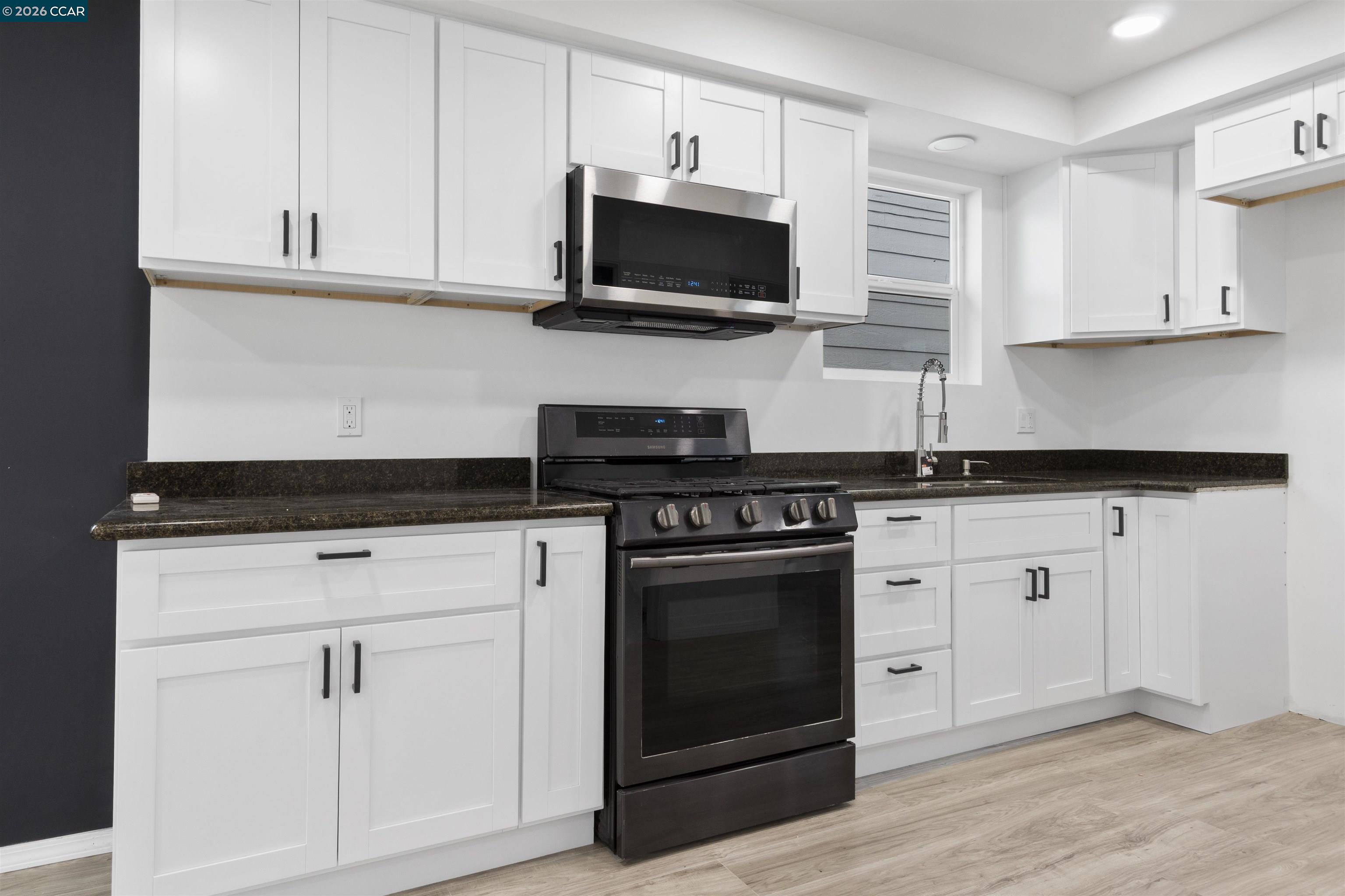 Detail Gallery Image 4 of 19 For 1318 Battery St, Richmond,  CA 94801 - 3 Beds | 1 Baths