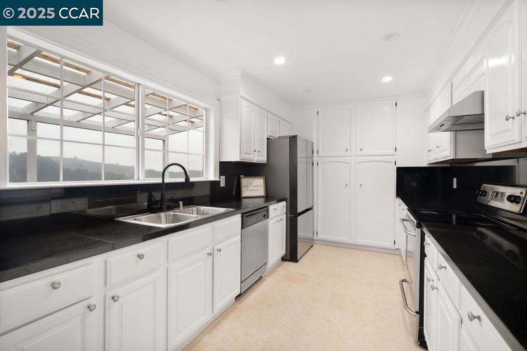 Detail Gallery Image 20 of 49 For 225 Merced Dr, San Bruno,  CA 94066 - – Beds | – Baths