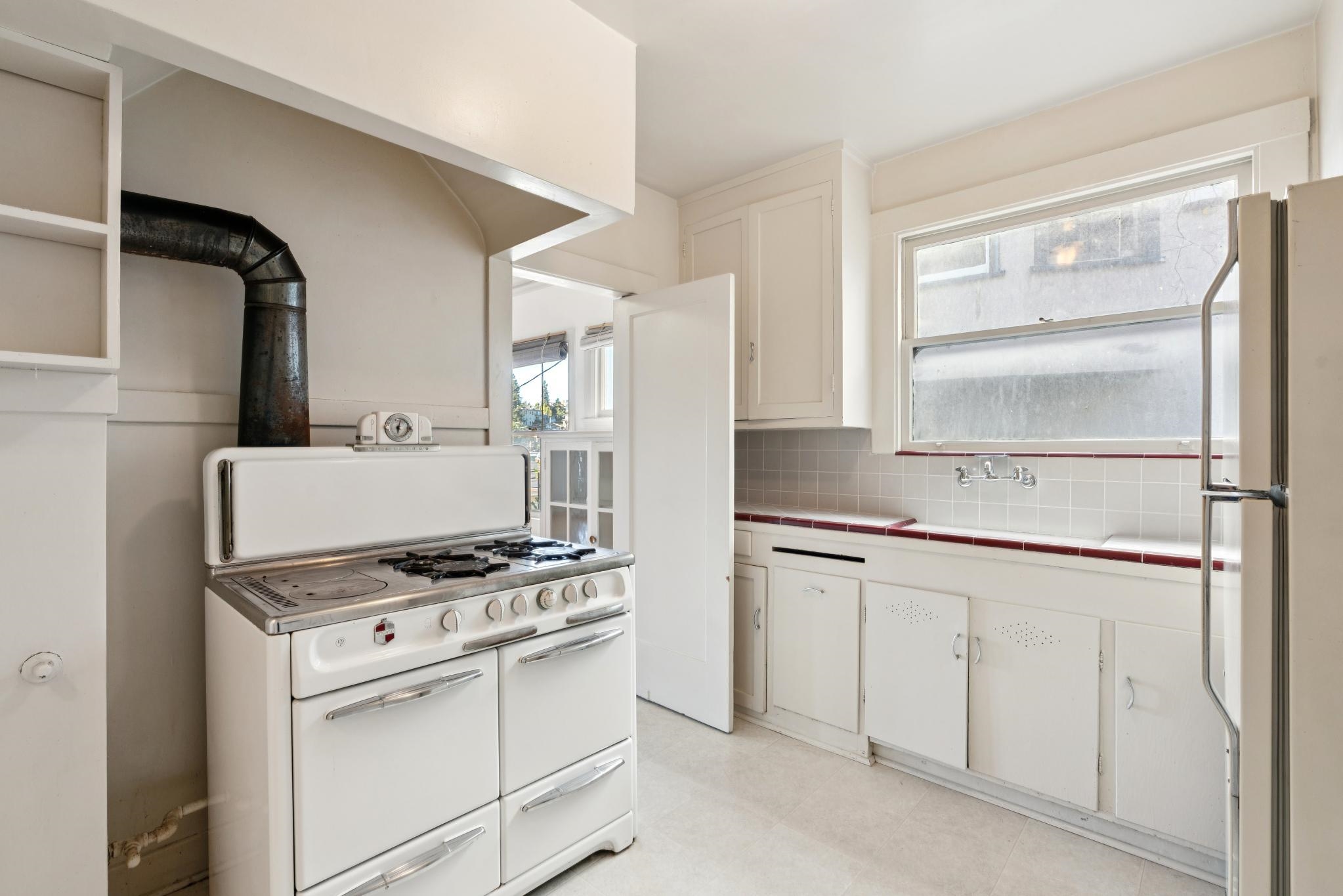 Detail Gallery Image 13 of 40 For 830 Walker Ave, Oakland,  CA 94610 - – Beds | – Baths