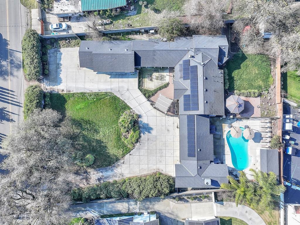 Detail Gallery Image 2 of 59 For 2033 Lucile Ave, Stockton,  CA 95209 - 5 Beds | 5 Baths