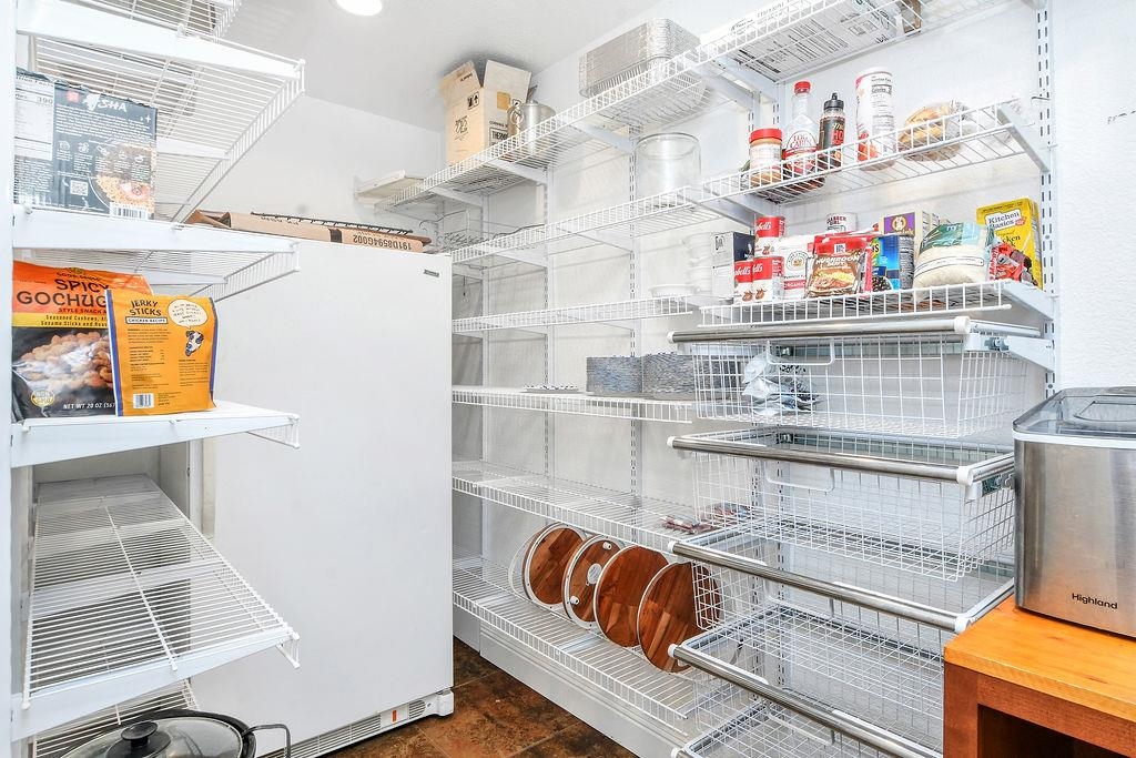 Detail Gallery Image 11 of 59 For 2033 Lucile Ave, Stockton,  CA 95209 - 5 Beds | 5 Baths