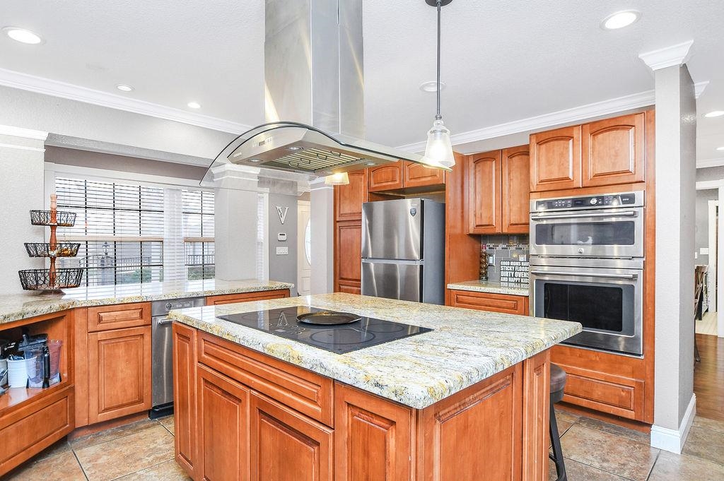 Detail Gallery Image 12 of 59 For 2033 Lucile Ave, Stockton,  CA 95209 - 5 Beds | 5 Baths