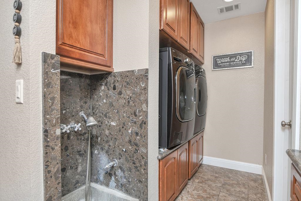 Detail Gallery Image 18 of 59 For 2033 Lucile Ave, Stockton,  CA 95209 - 5 Beds | 5 Baths