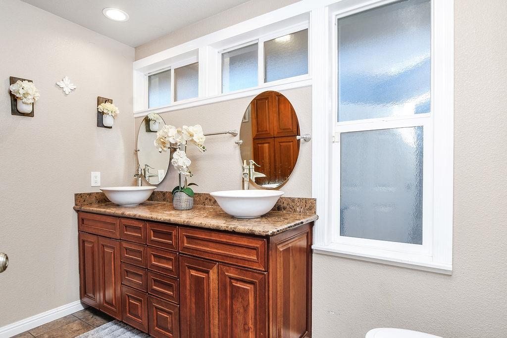 Detail Gallery Image 22 of 59 For 2033 Lucile Ave, Stockton,  CA 95209 - 5 Beds | 5 Baths