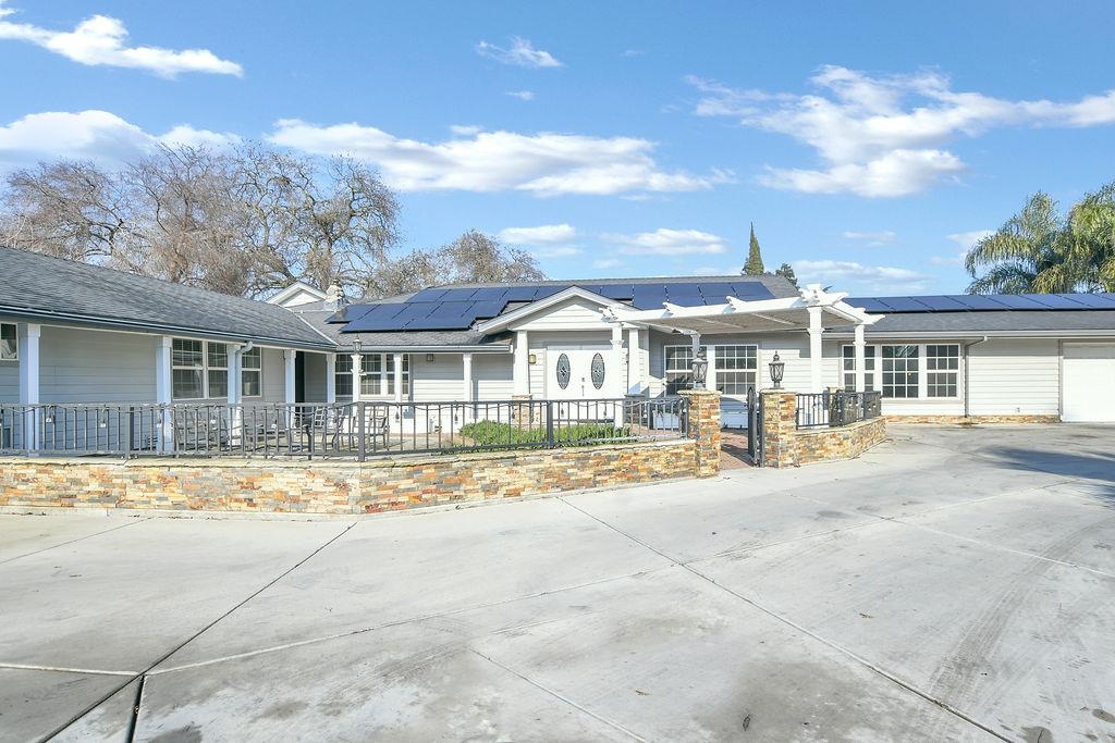 Detail Gallery Image 4 of 59 For 2033 Lucile Ave, Stockton,  CA 95209 - 5 Beds | 5 Baths