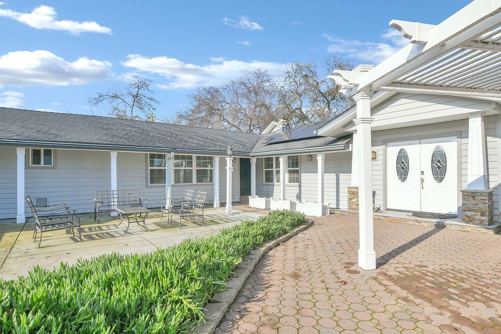 Detail Gallery Image 5 of 59 For 2033 Lucile Ave, Stockton,  CA 95209 - 5 Beds | 5 Baths