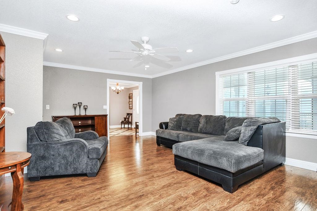 Detail Gallery Image 7 of 59 For 2033 Lucile Ave, Stockton,  CA 95209 - 5 Beds | 5 Baths