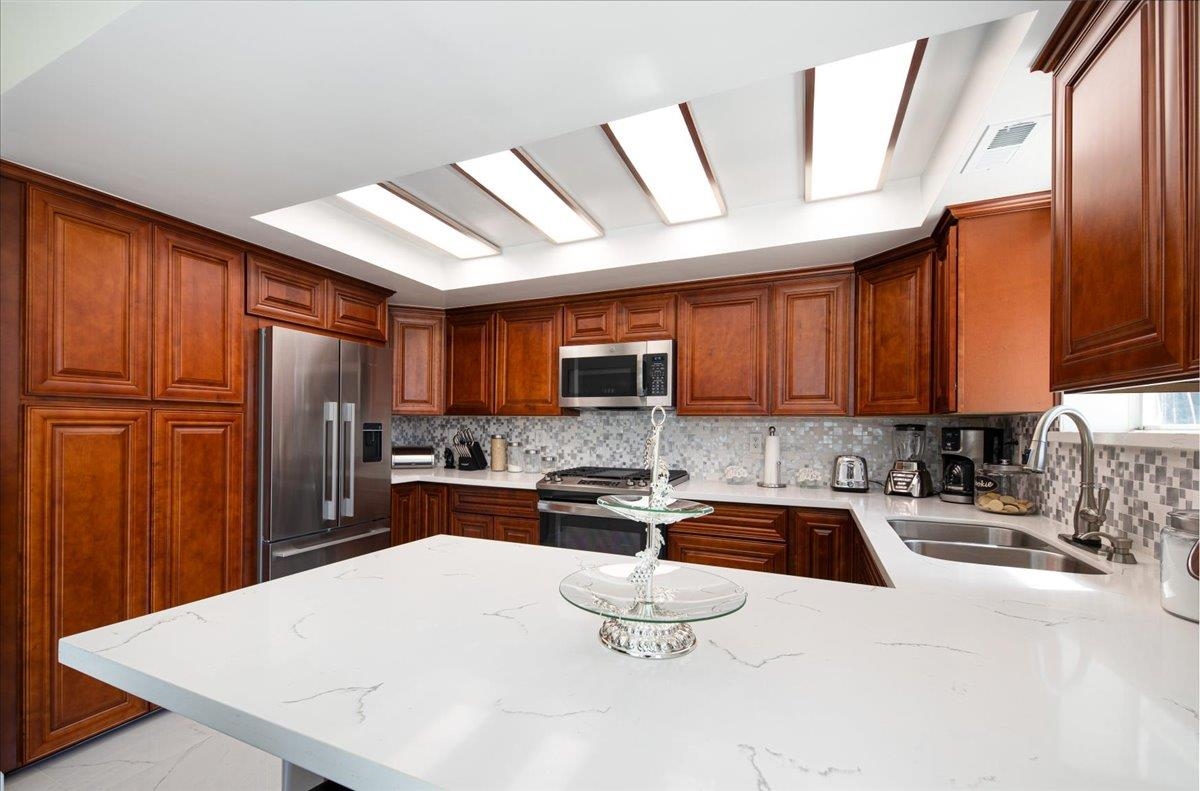 Detail Gallery Image 12 of 31 For 9400 Mountain Blvd, Oakland,  CA 94605 - 5 Beds | 3 Baths