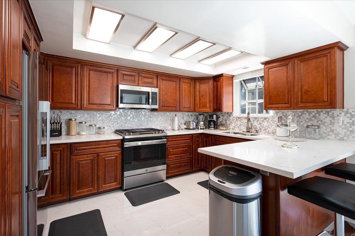 Detail Gallery Image 10 of 31 For 9400 Mountain Blvd, Oakland,  CA 94605 - 5 Beds | 3 Baths