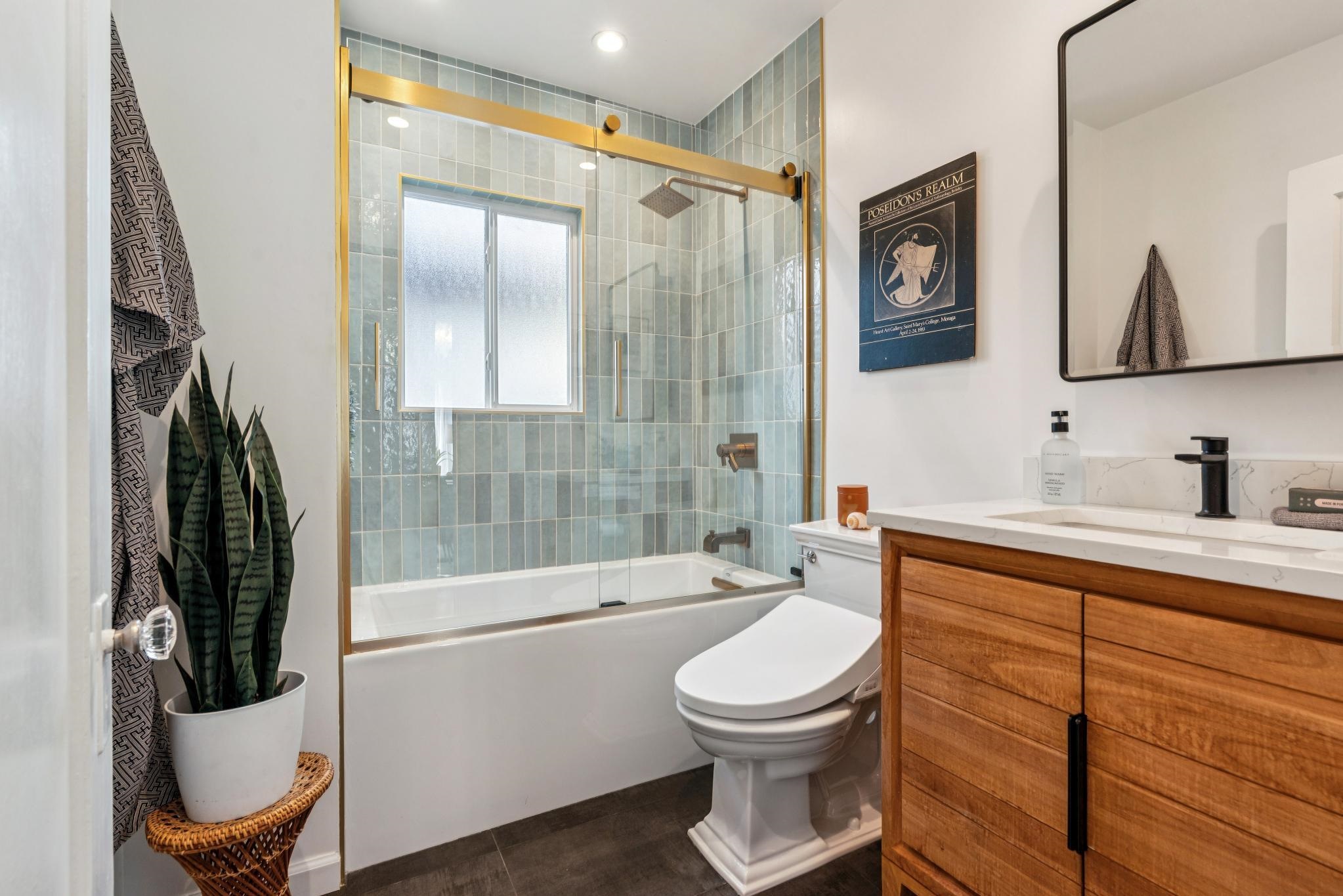 Detail Gallery Image 21 of 46 For 2728 Dohr Street, Berkeley,  CA 94702-2313 - 3 Beds | 2 Baths