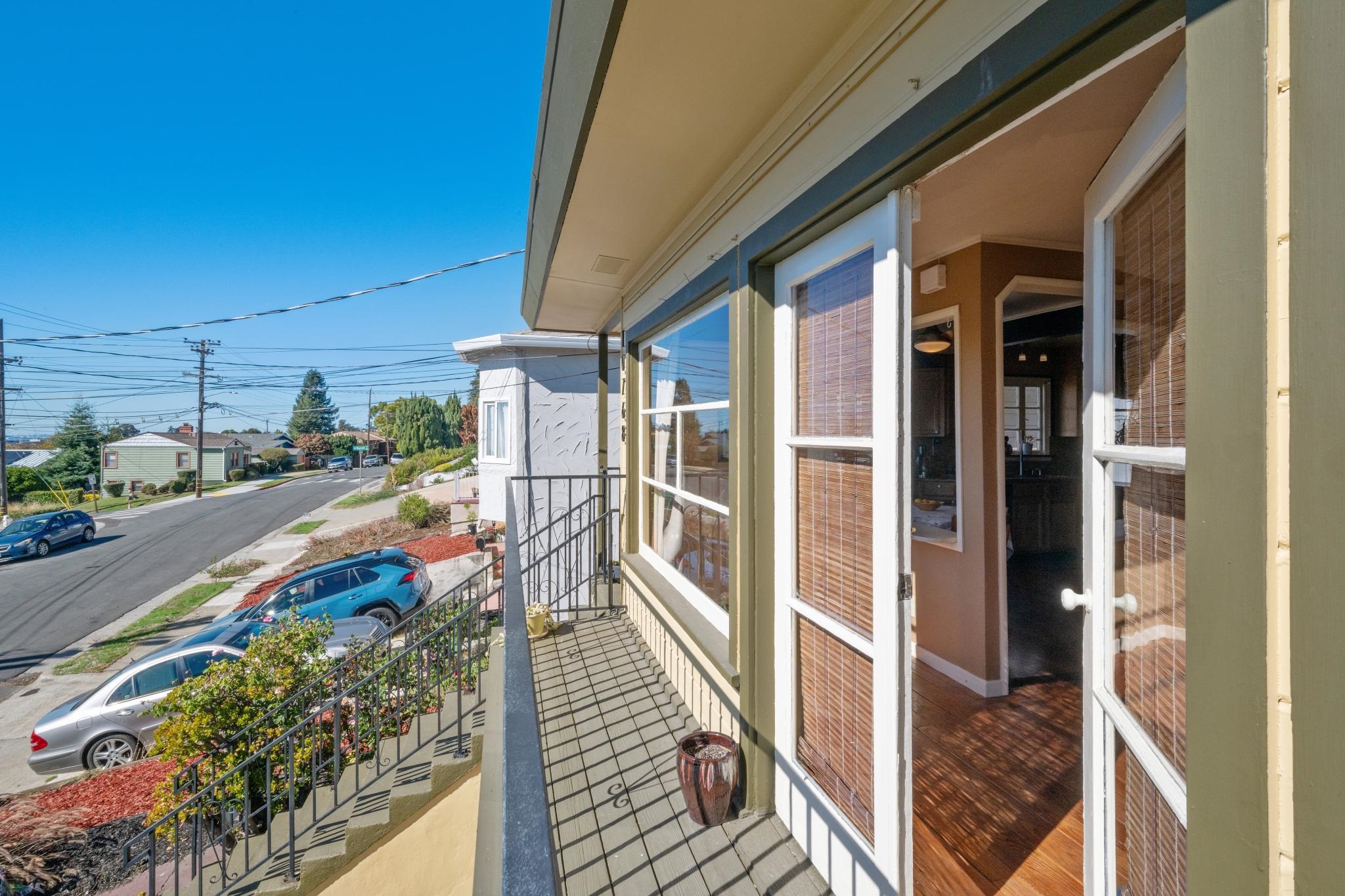 Detail Gallery Image 4 of 52 For 10768 Sheldon St, Oakland,  CA 94605 - 3 Beds | 2 Baths