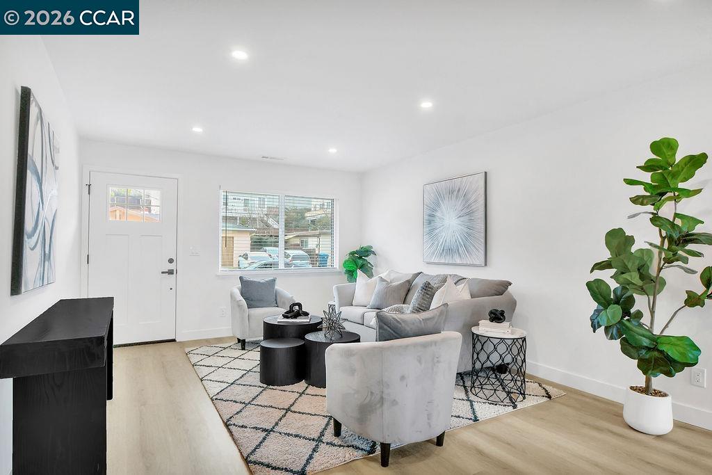 Detail Gallery Image 4 of 31 For 4129 Cabrilho Dr, Martinez,  CA 94555-3 - 3 Beds | 1 Baths