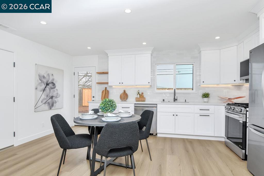 Detail Gallery Image 7 of 31 For 4129 Cabrilho Dr, Martinez,  CA 94555-3 - 3 Beds | 1 Baths