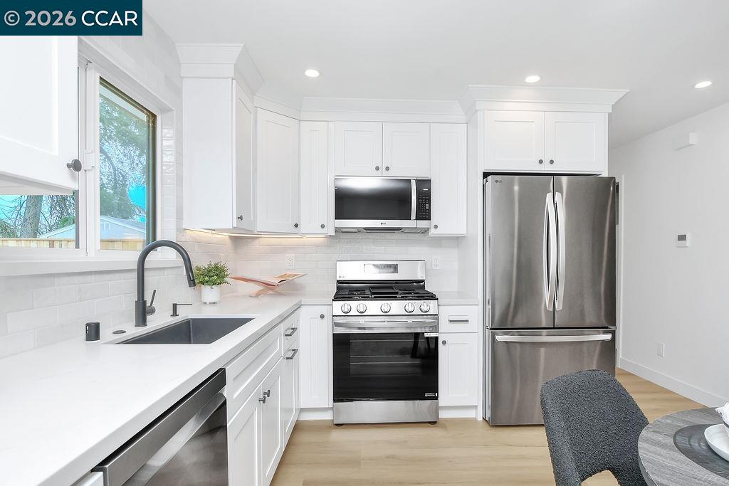 Detail Gallery Image 8 of 31 For 4129 Cabrilho Dr, Martinez,  CA 94555-3 - 3 Beds | 1 Baths