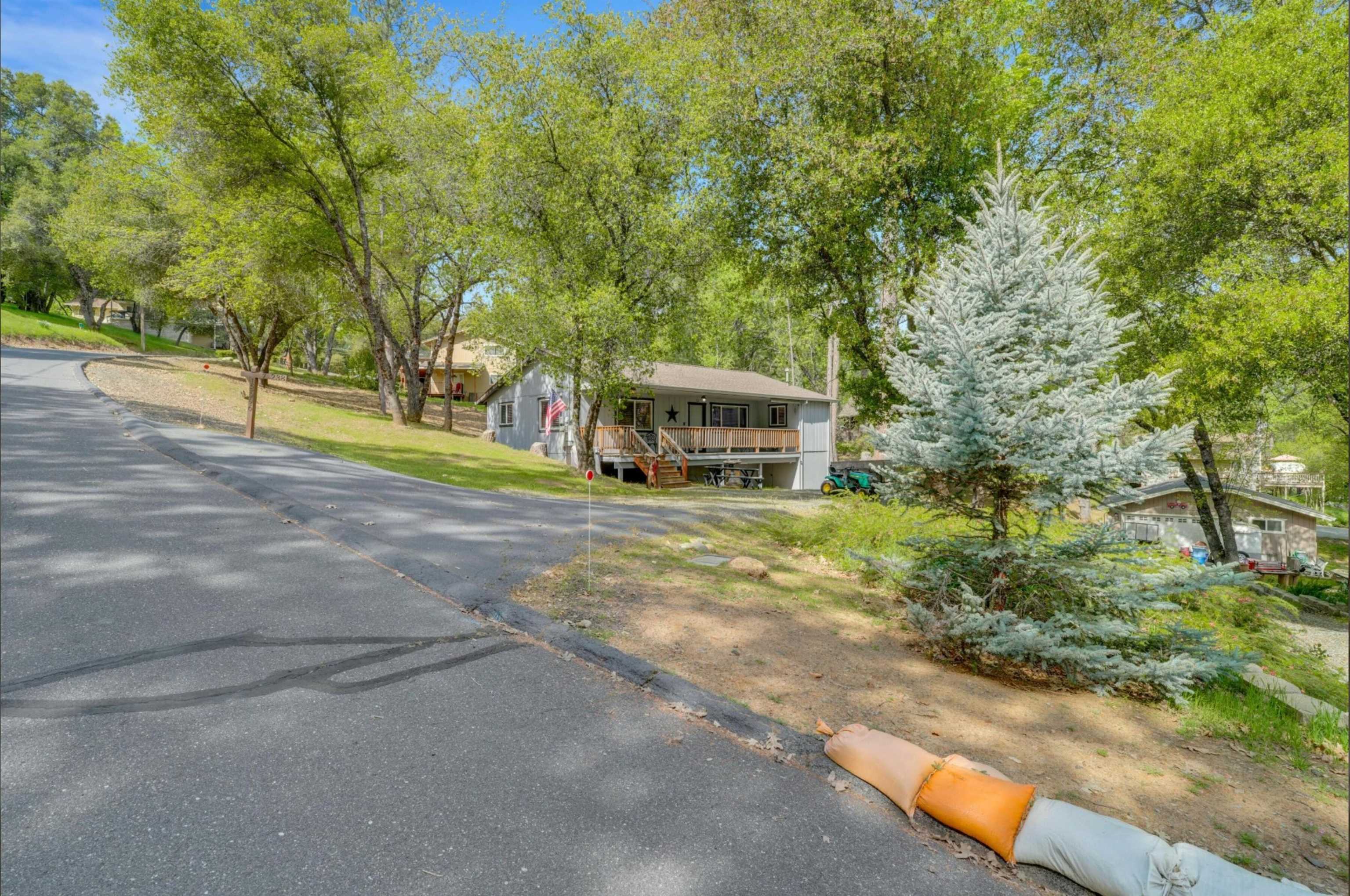 Detail Gallery Image 2 of 56 For 18996 Digger Pine St., Groveland,  CA 95321 - 2 Beds | 2 Baths