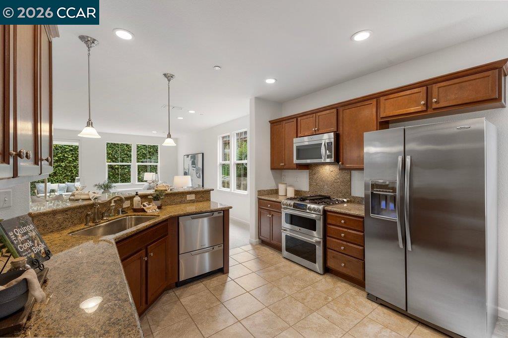 Detail Gallery Image 12 of 39 For 517 Falling Star Dr, Martinez,  CA 94553 - 3 Beds | 2/1 Baths