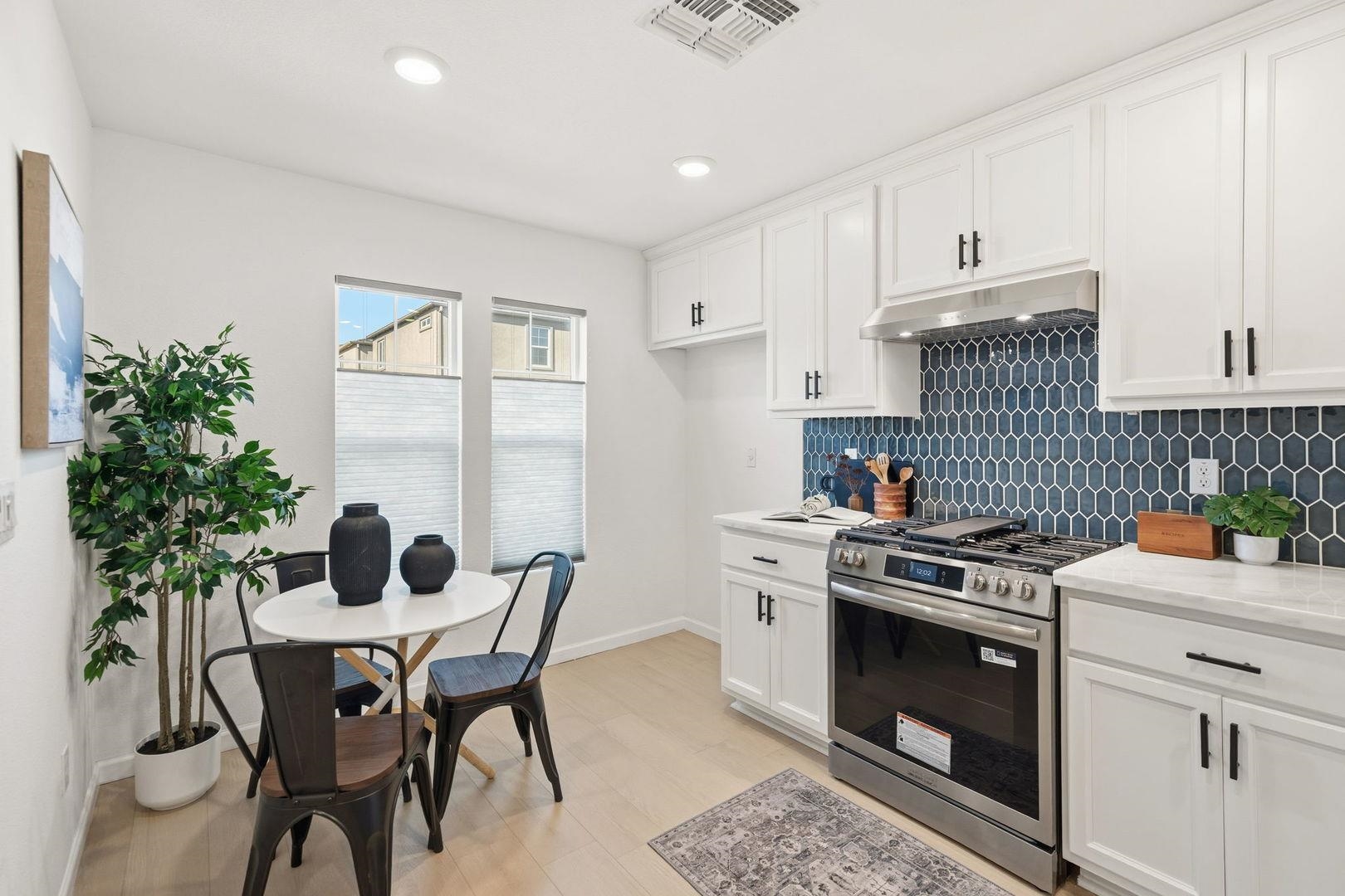 Detail Gallery Image 4 of 22 For 710 Ashwick Loop, Sacramento,  CA 95823 - 3 Beds | 1/1 Baths