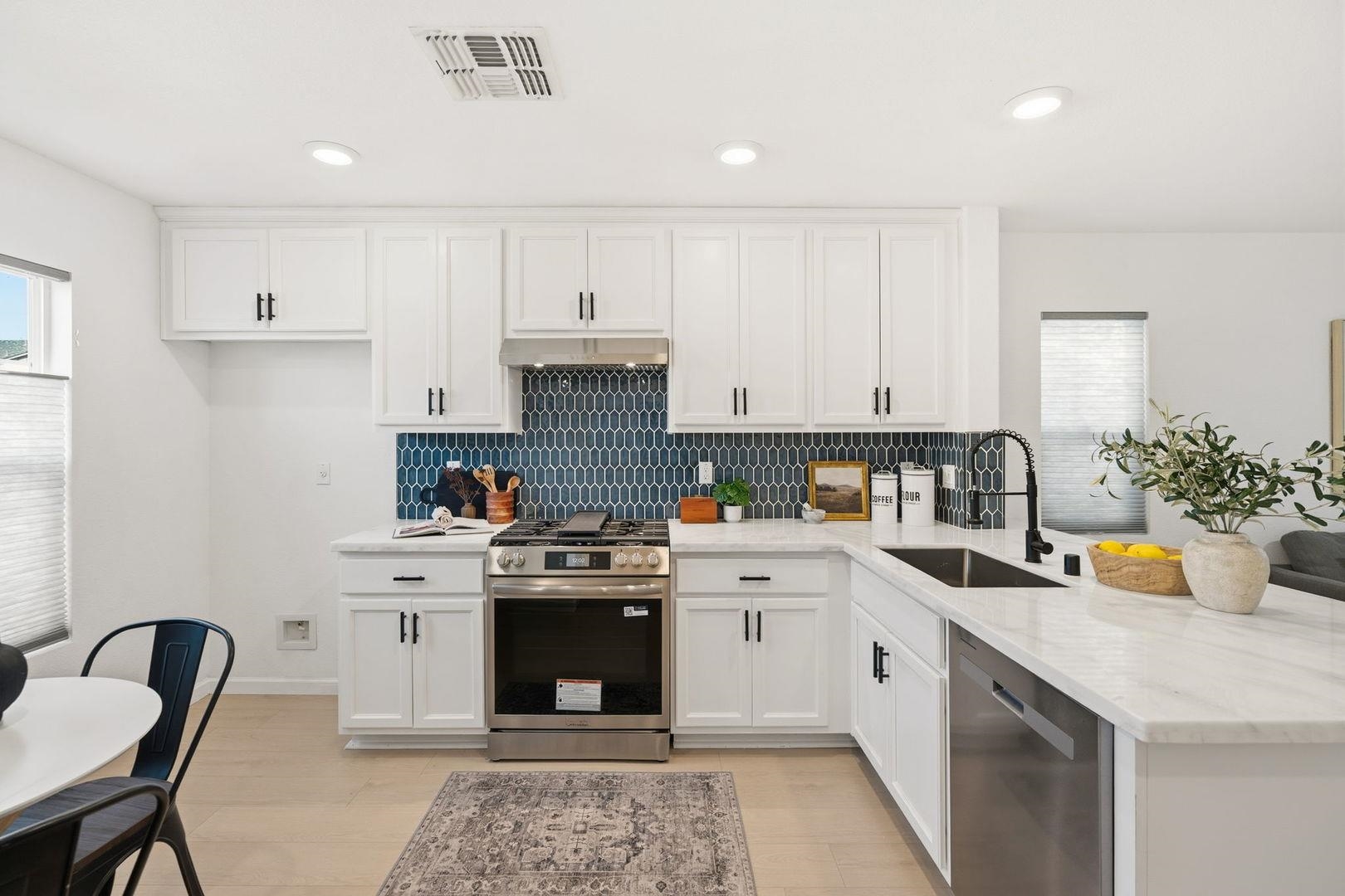 Detail Gallery Image 5 of 22 For 710 Ashwick Loop, Sacramento,  CA 95823 - 3 Beds | 1/1 Baths