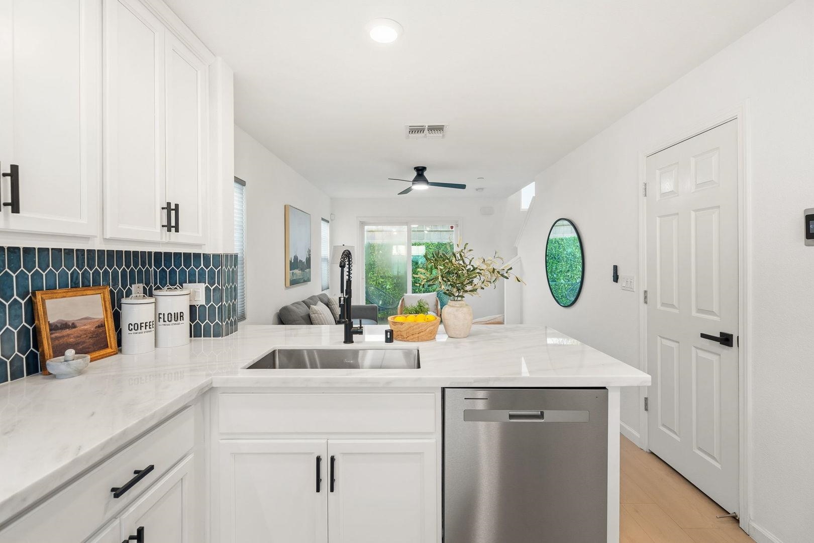 Detail Gallery Image 7 of 22 For 710 Ashwick Loop, Sacramento,  CA 95823 - 3 Beds | 1/1 Baths