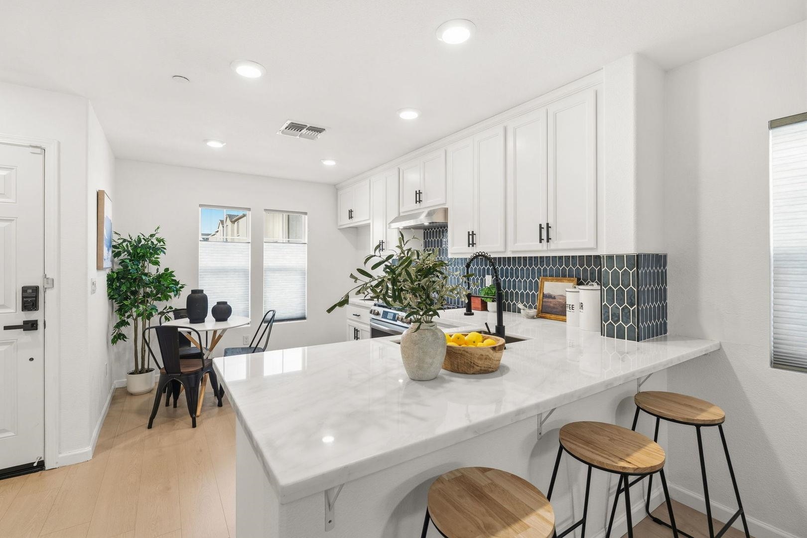 Detail Gallery Image 8 of 22 For 710 Ashwick Loop, Sacramento,  CA 95823 - 3 Beds | 1/1 Baths