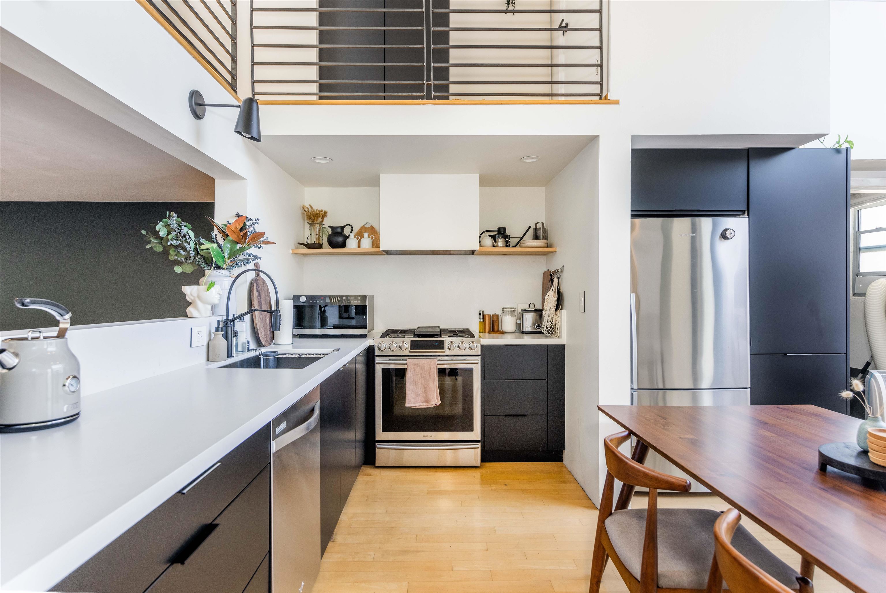 Detail Gallery Image 2 of 14 For 2323 Magnolia St #4,  Oakland,  CA 94607 - 1 Beds | 1/1 Baths