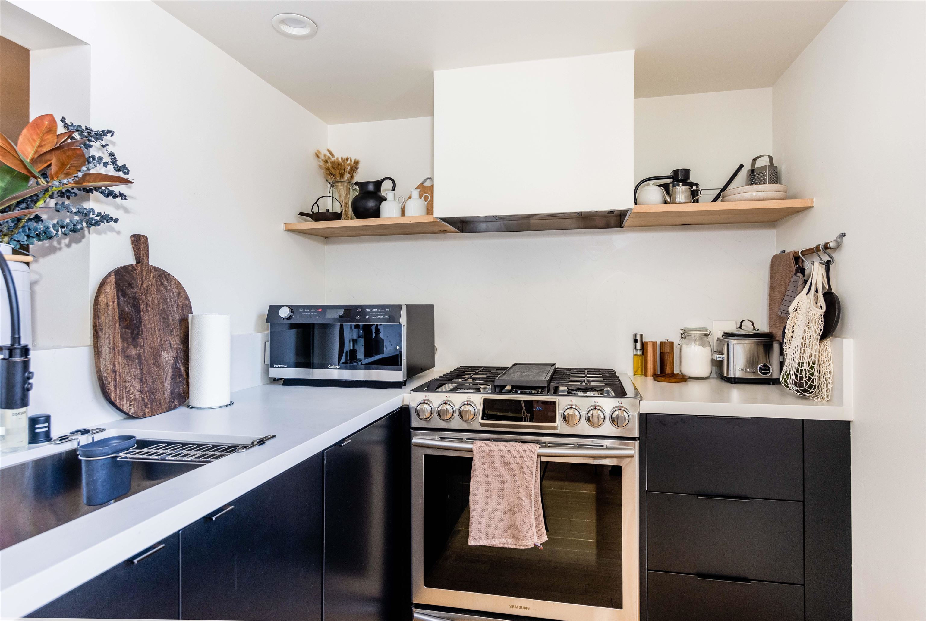 Detail Gallery Image 3 of 14 For 2323 Magnolia St #4,  Oakland,  CA 94607 - 1 Beds | 1/1 Baths