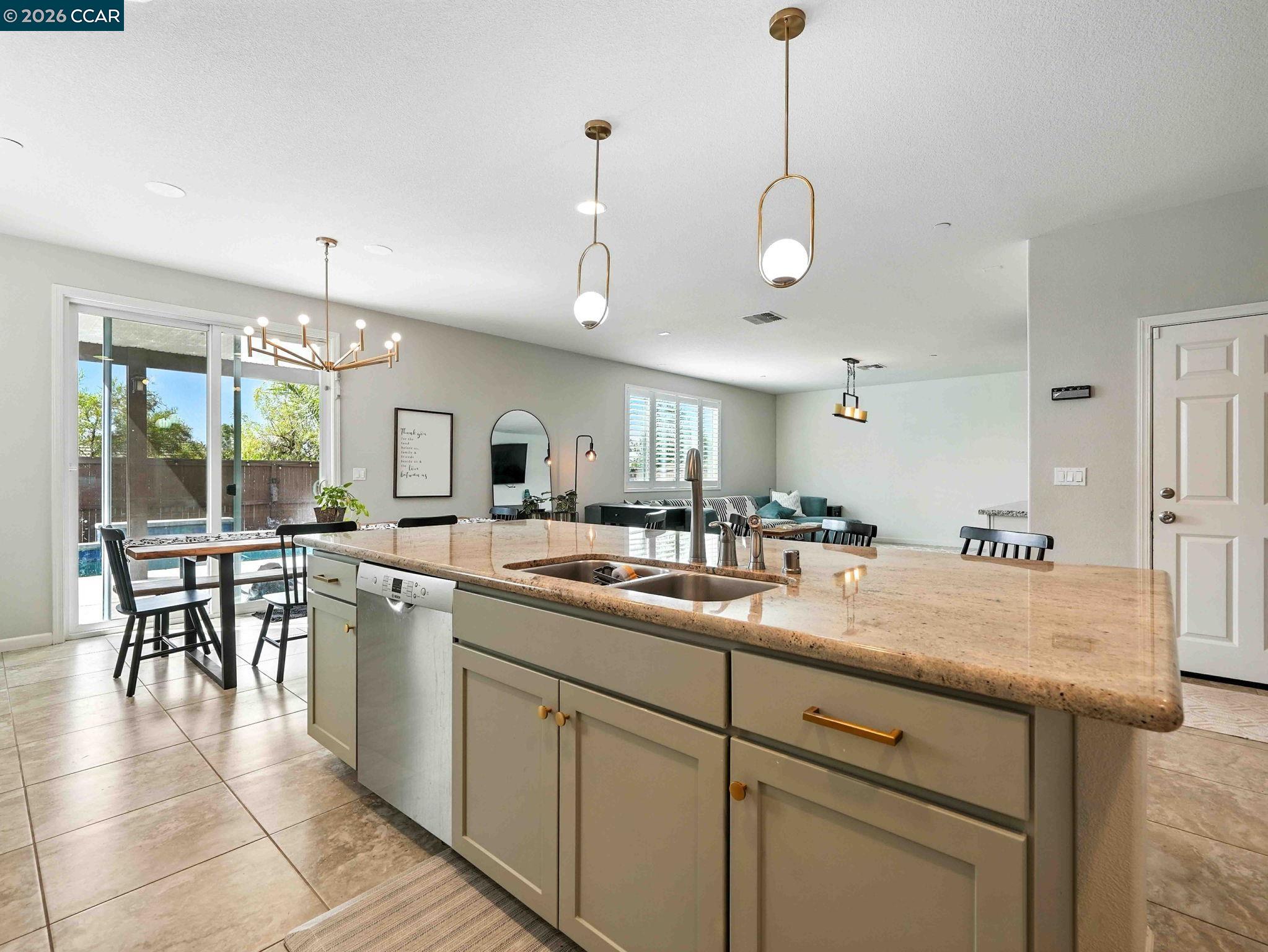 Detail Gallery Image 3 of 51 For 2433 Sanders Ln, Fairfield,  CA 94533 - 4 Beds | 2/1 Baths