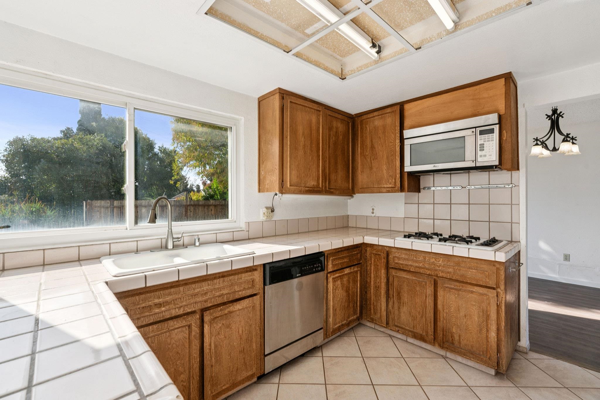 Detail Gallery Image 9 of 40 For 1204 Stirling Dr, Rodeo,  CA 94572 - 4 Beds | 3 Baths