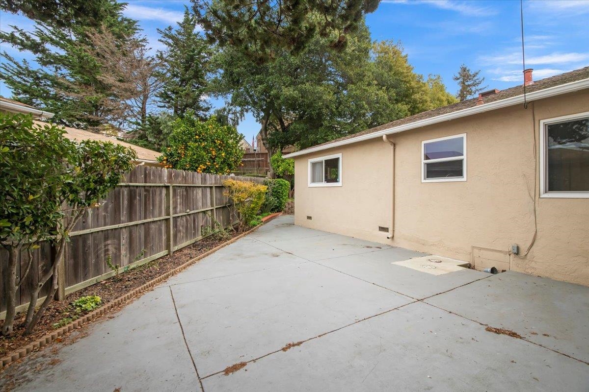 Detail Gallery Image 14 of 16 For 18500 Crest Ave, Castro Valley,  CA 94546 - 3 Beds | 2 Baths