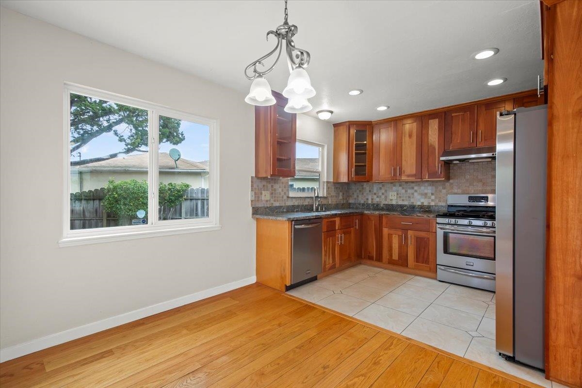 Detail Gallery Image 5 of 16 For 18500 Crest Ave, Castro Valley,  CA 94546 - 3 Beds | 2 Baths