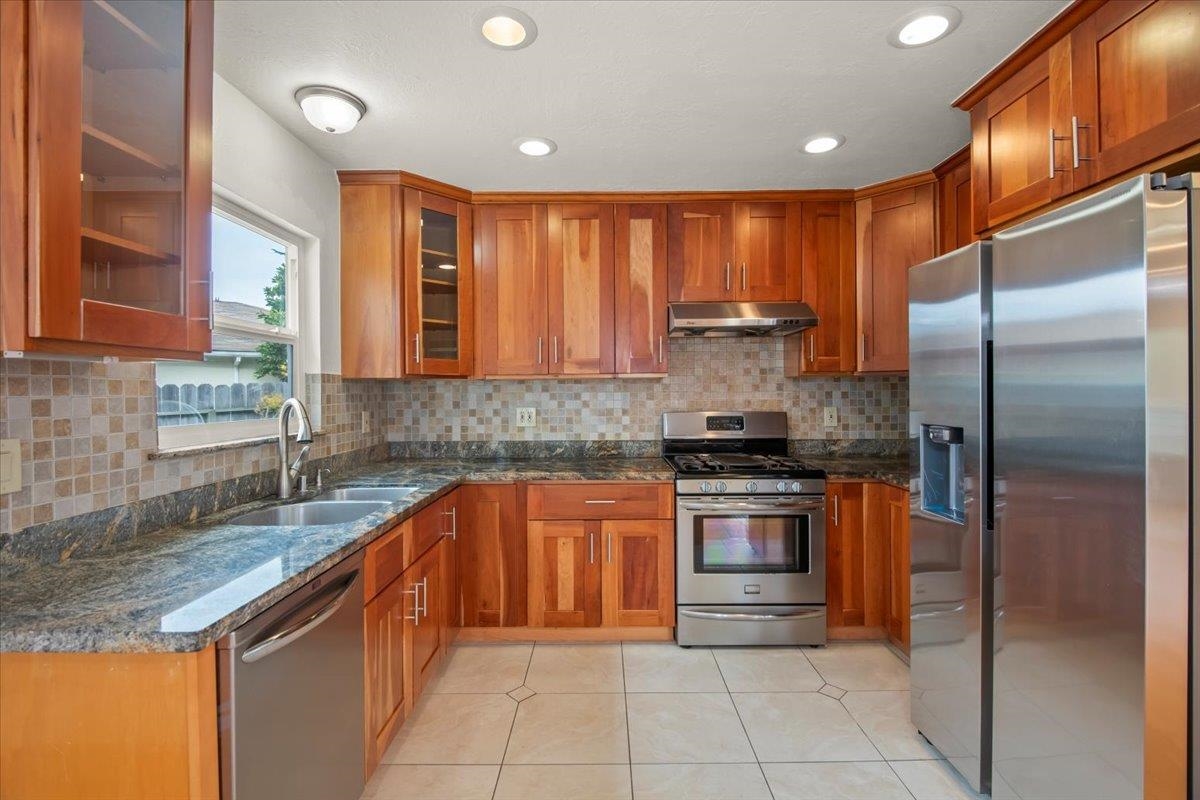 Detail Gallery Image 6 of 16 For 18500 Crest Ave, Castro Valley,  CA 94546 - 3 Beds | 2 Baths