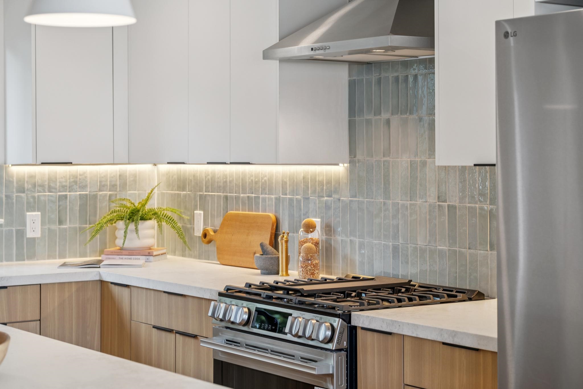 Detail Gallery Image 3 of 49 For 582 Euclid Ave, Berkeley,  CA 94708 - 3 Beds | 2/1 Baths