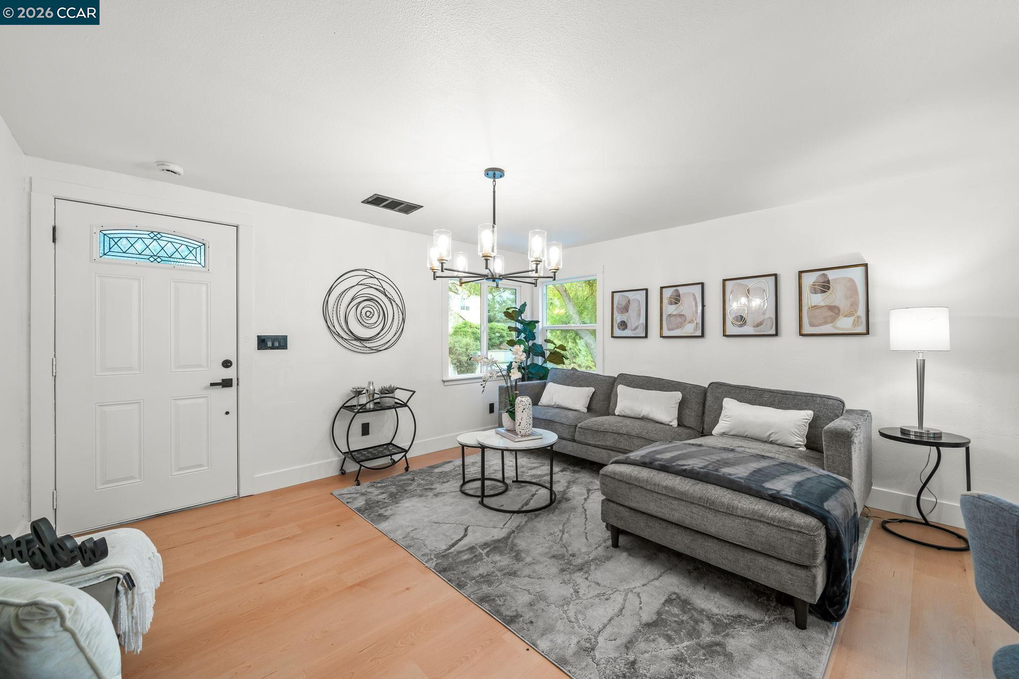 Detail Gallery Image 4 of 31 For 5720 El Dorado Ave, El Cerrito,  CA 94530 - 3 Beds | 2/1 Baths