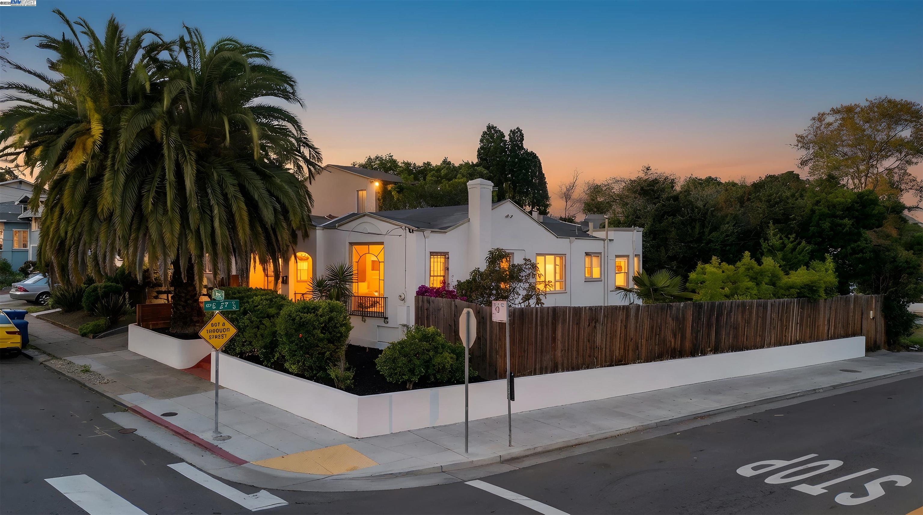 Detail Gallery Image 6 of 60 For 2700 26th Ave, Oakland,  CA 94601 - 2 Beds | 2 Baths