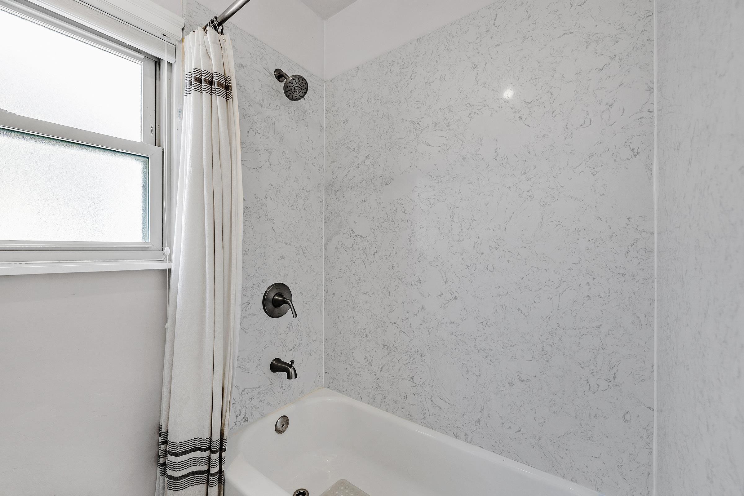 Detail Gallery Image 22 of 33 For 2927 Seminary Ave, Oakland,  CA 94605 - 2 Beds | 1 Baths