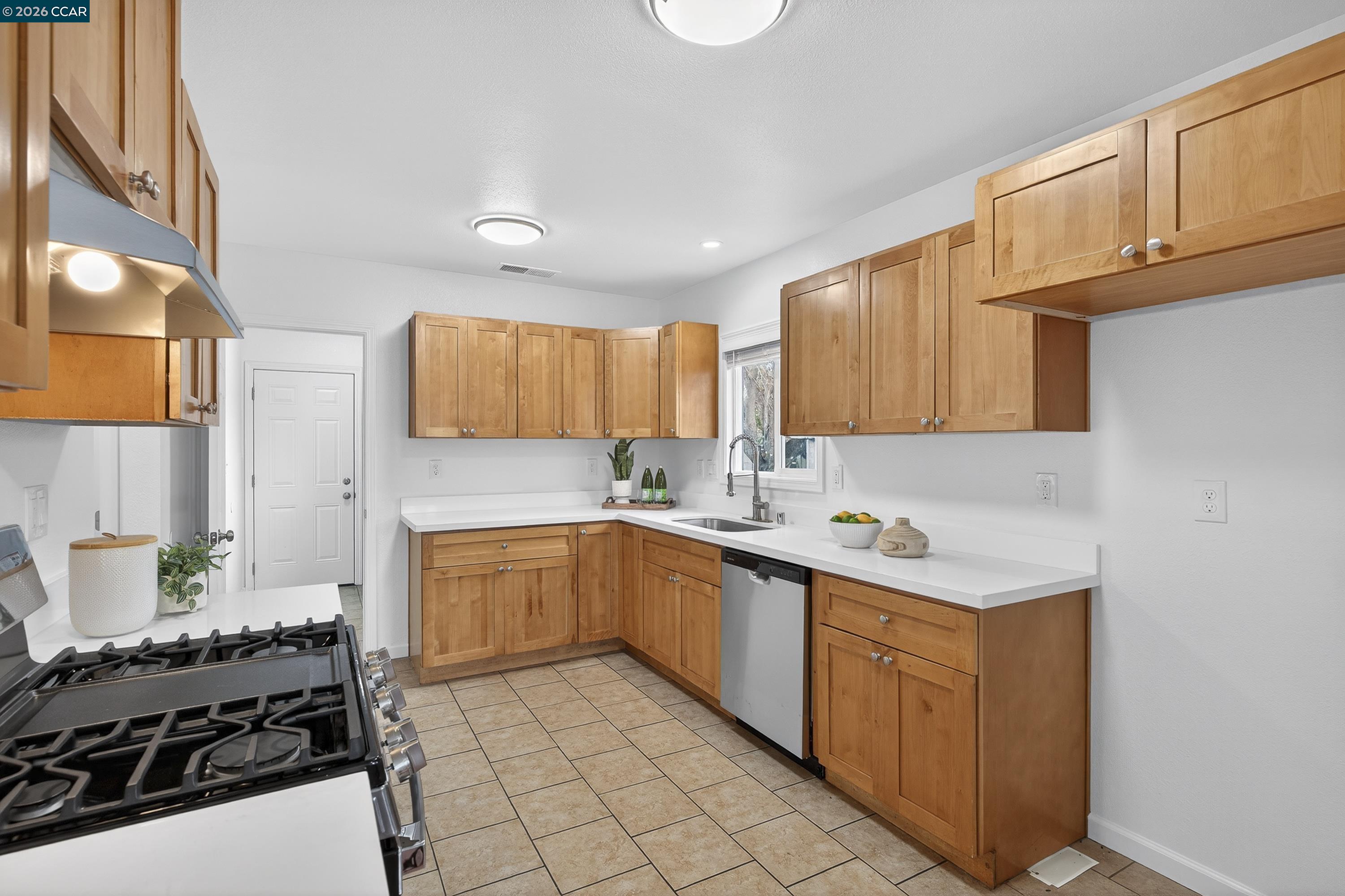 Detail Gallery Image 13 of 41 For 2366 Gaynor Ave, Richmond,  CA 94804 - 2 Beds | 1 Baths